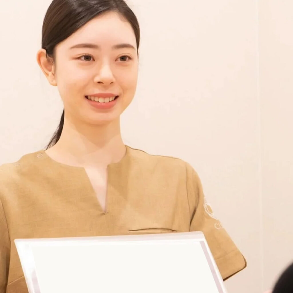 接客をしている看護師