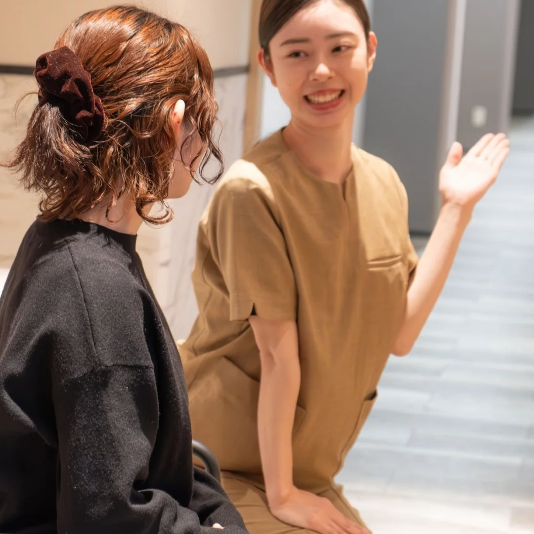 患者様を案内している美容皮膚科の看護師