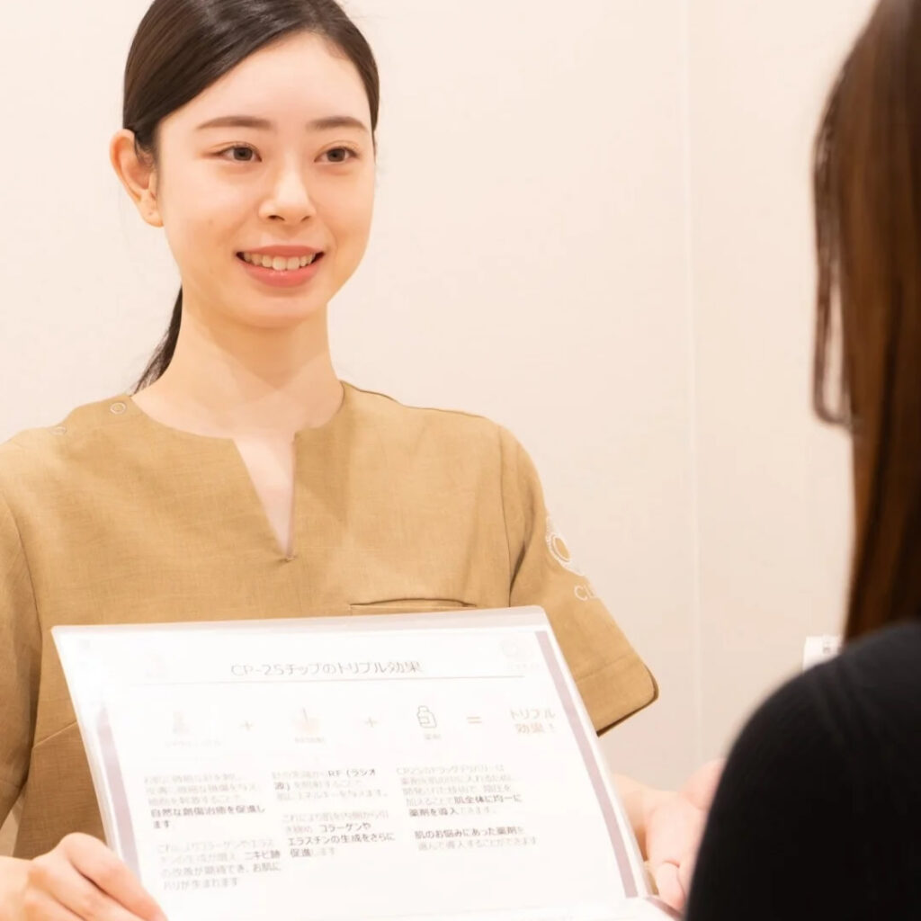 ポテンツァの説明をしている看護師